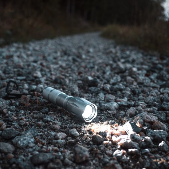 Stærk lommelygte med LED-teknologi - Klik p&aring; billedet for at lukke