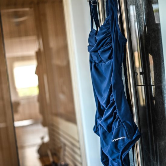 Tilpassende badedragt med Tummy Control - Klik p&aring; billedet for at lukke
