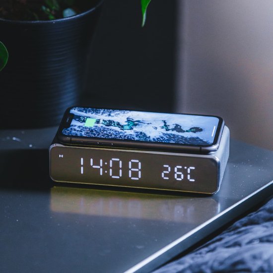 Digital vækkeur med Qi-oplader - Klik p&aring; billedet for at lukke