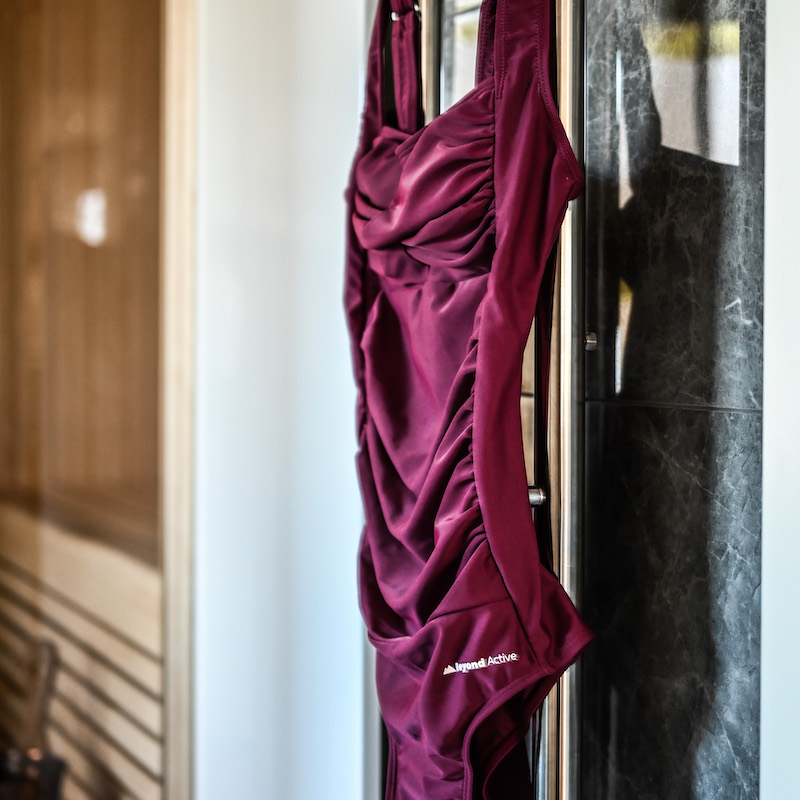 Tilpassende badedragt med Tummy Control