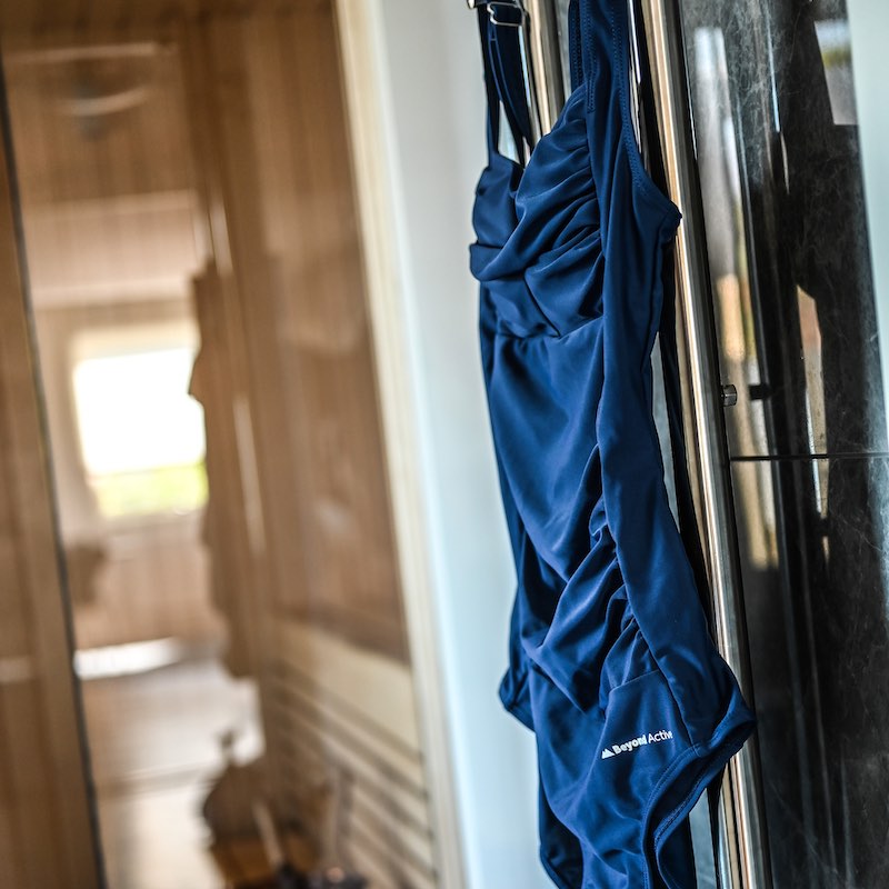 Tilpassende badedragt med Tummy Control