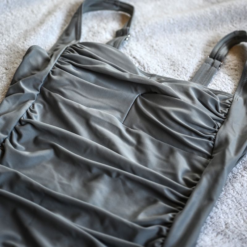 Tilpassende badedragt med Tummy Control