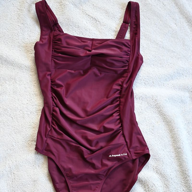 Tilpassende badedragt med Tummy Control